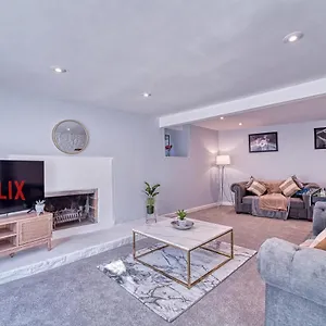 The Stylish Gem Of - Football Table - Sleeps 10 Apartment